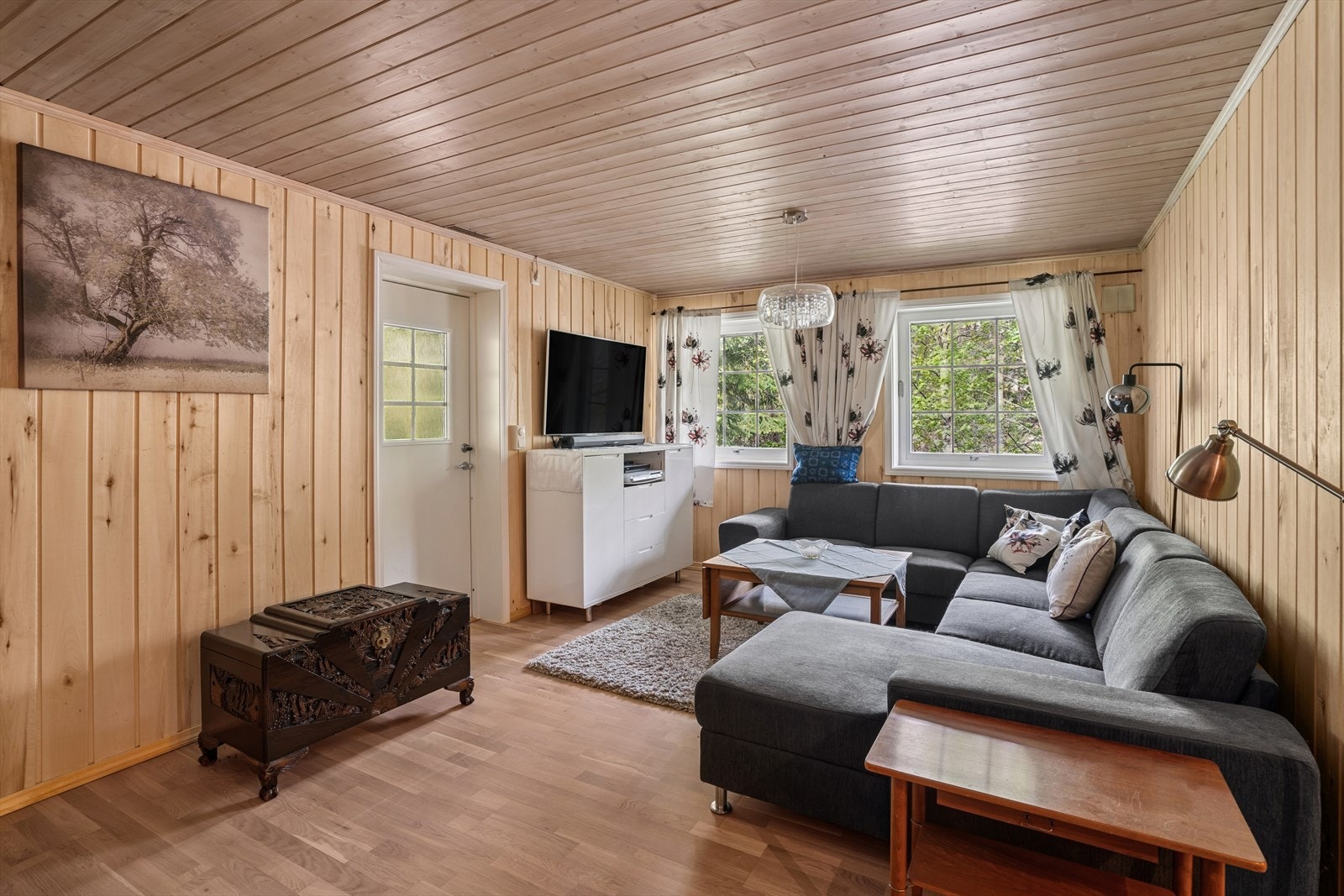 I tillegg til hovedstuen er det også en stue i underetasjen, som gir deg et kjærkomment ekstra oppholdsareal. Egen inngang. Galleribilde