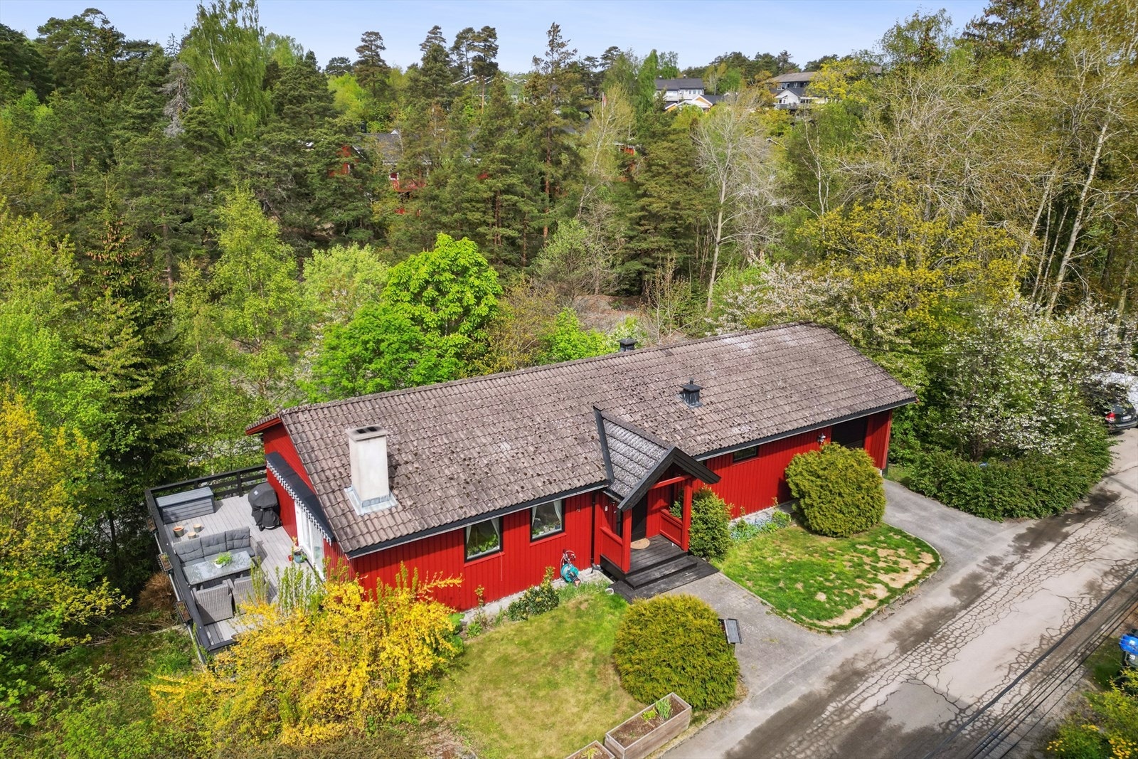 Inngangsparti, hage på øvre del av tomten samt uteplass/terrasse med gode solforhold. Galleribilde