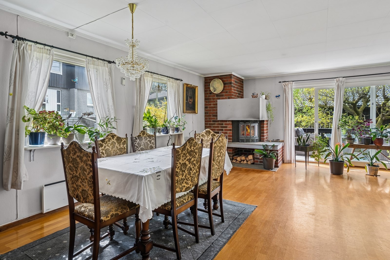 Fra stuen er det utgang til en hyggelig og solrik terrasse skjermet for innsyn Galleribilde