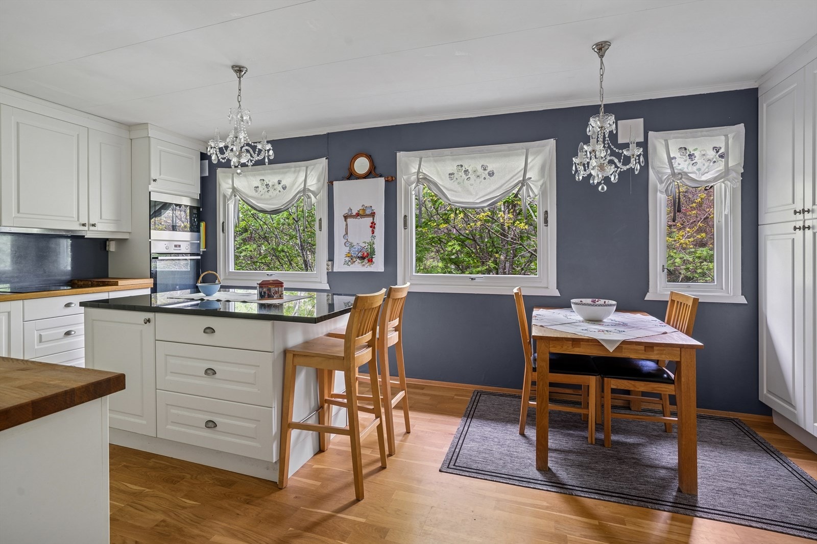 Kjøkkenet ligger i et eget rom med tilgang fra gangen.Familievennlig med spiseplass og godt med skap og benkeplass Galleribilde