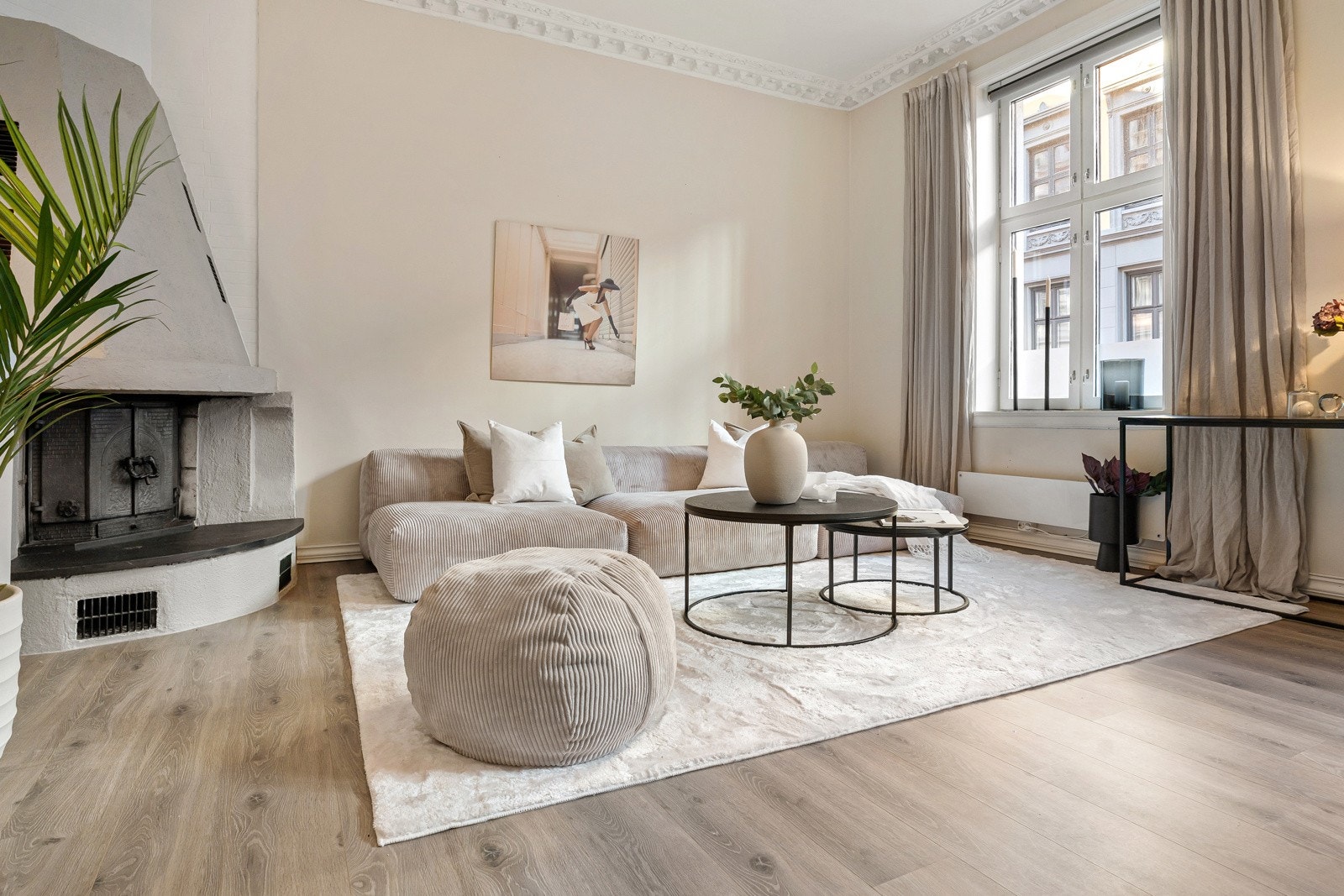 Stuen er lys og luftig, med store vindusflater som gir rikelig med lys Galleribilde