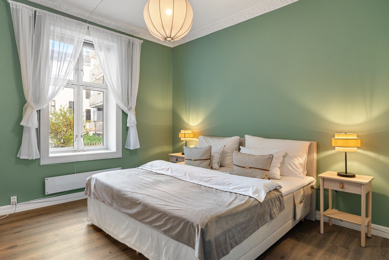 Hovedsoverommet er romslig med plass til dobbeltseng og nattbord på hver side. Galleribilde