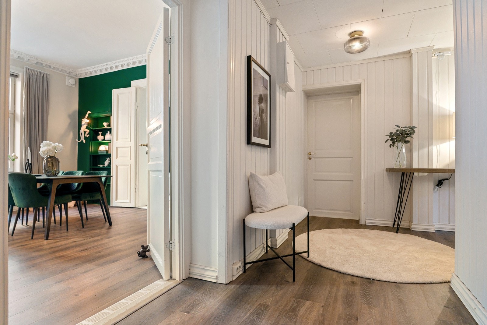 Du ønskes velkommen inn i en lys og luftig entré Galleribilde