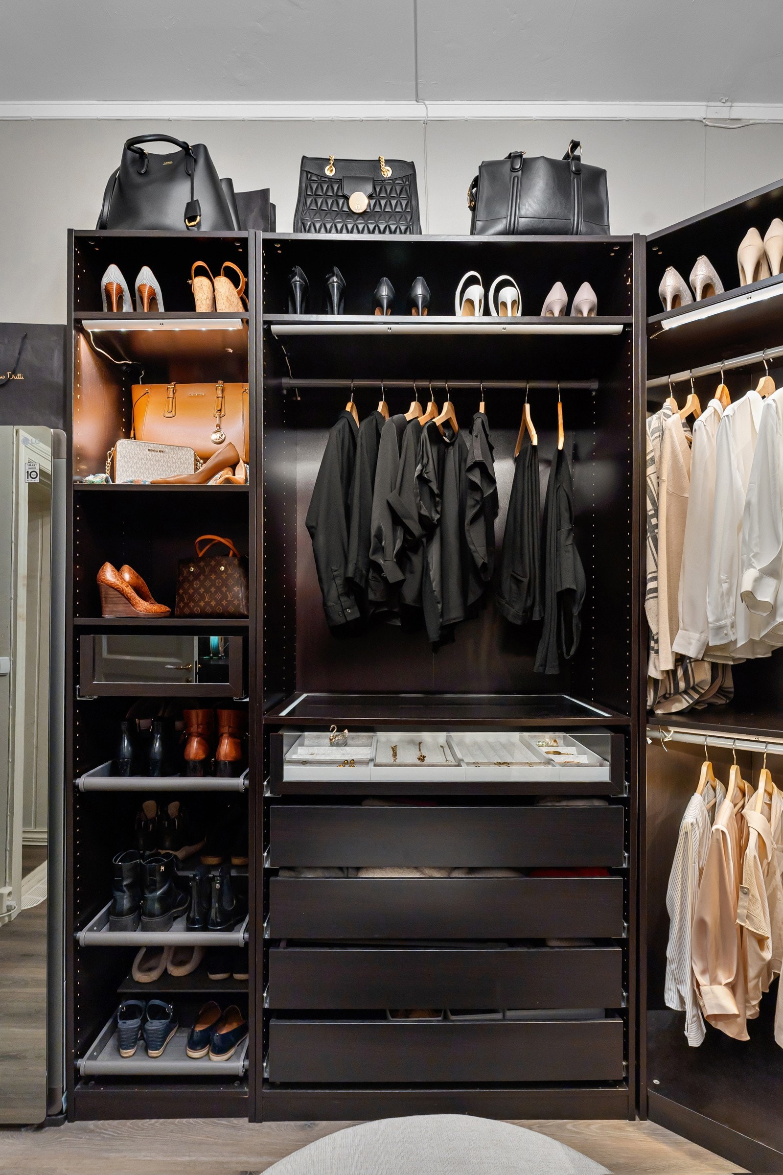 Leiligheten har i tilknytning til soverommet en walk-in-garderobe Galleribilde