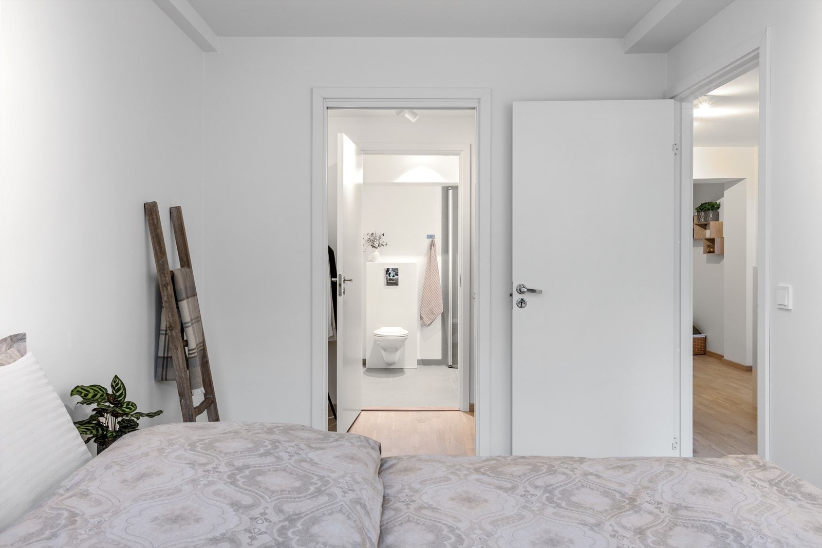 I tilknytning til soverommet ligger et pent innredet flislagt bad og walk-in closet, innredet med lekker garderobeløsning, der en har god plass til alt av klær, sko og diverse tilbehør. Galleribilde