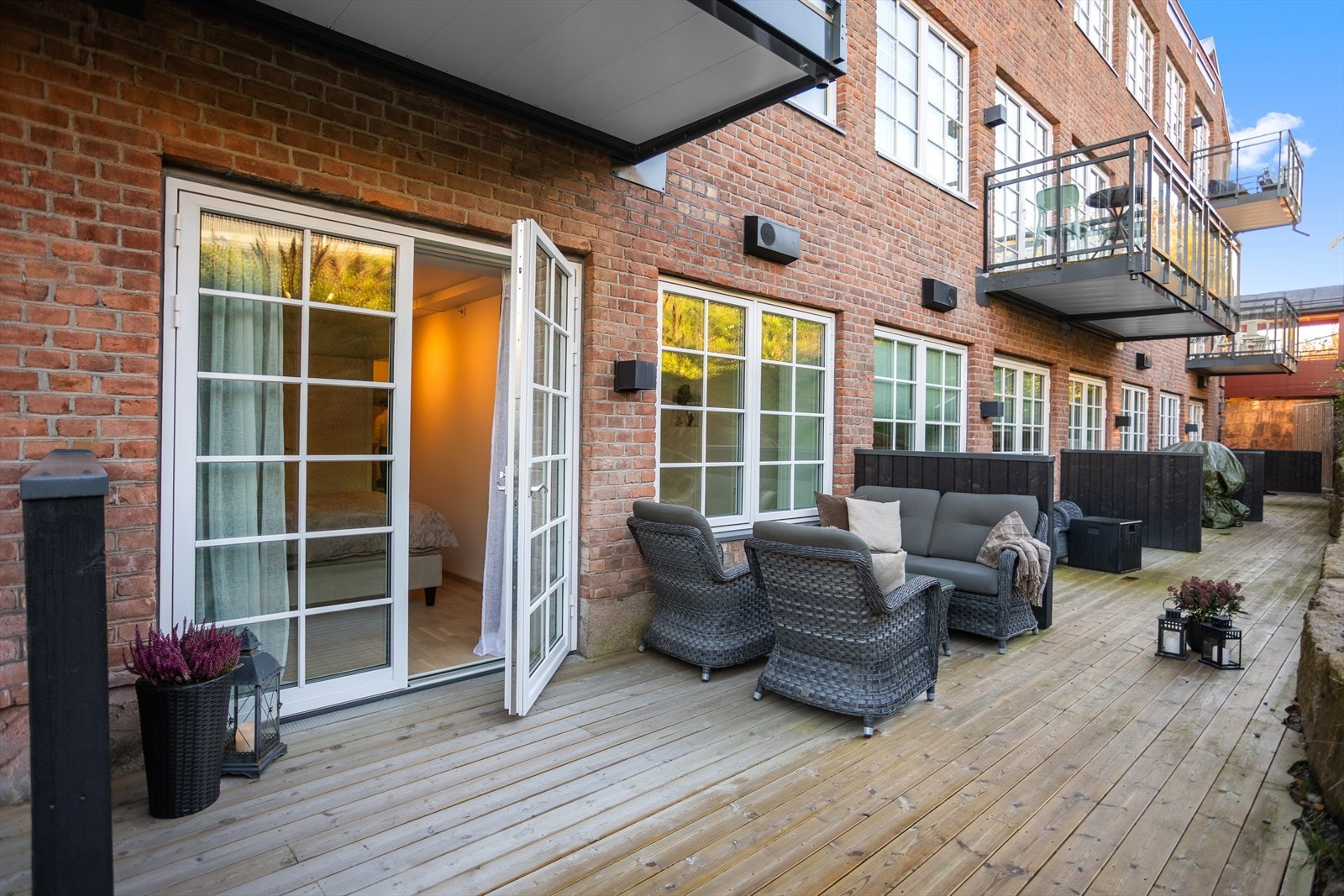 Fra soverommet er det direkte utgang til boligens terrasse. Galleribilde