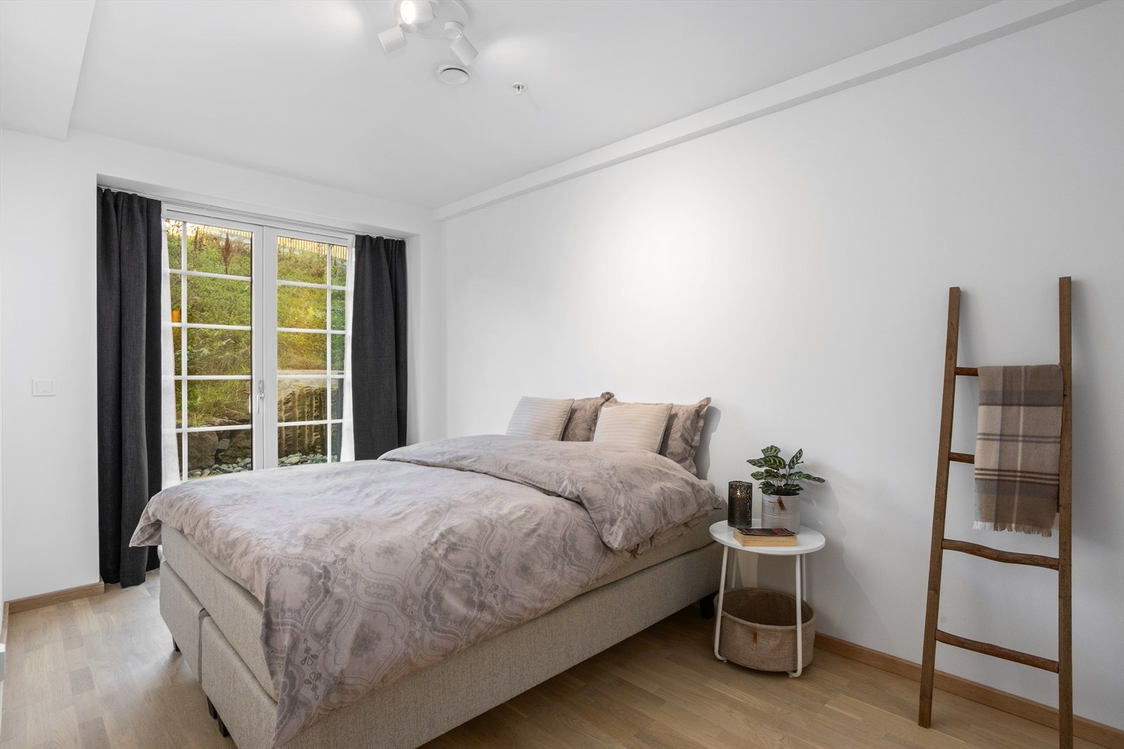 Hovedsoverommet ligger i suiteløsning som har god plass til dobbeltseng med tilhørende nattbord. Galleribilde