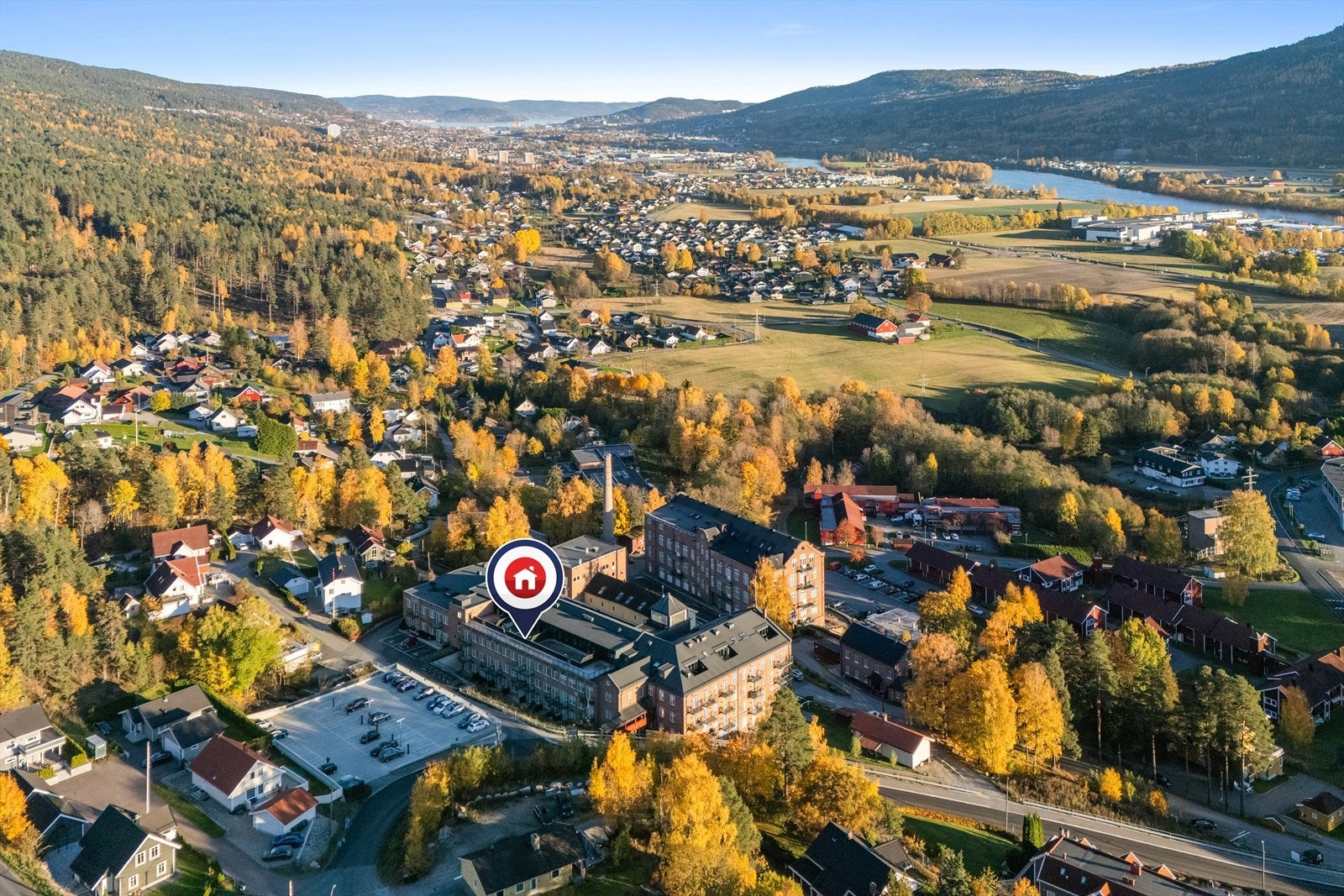 Delikat 3-roms over to plan med balkong og terrasse. Garasjeplass. To bad. Attraktiv og sentral beliggenhet. IN-ordning! Galleribilde