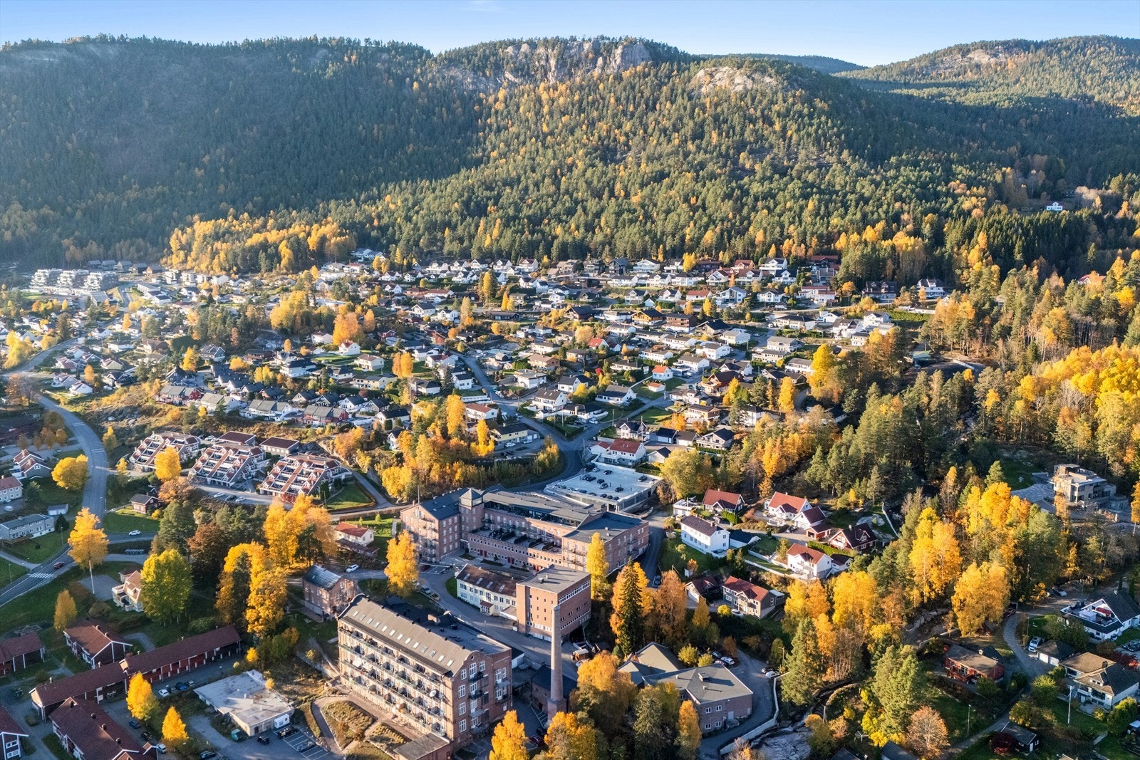 Videre er det ca. 10 minutter til Drammen sentrum som byr på et rikt utvalg av restauranter, utesteder og yrende kulturliv. Galleribilde