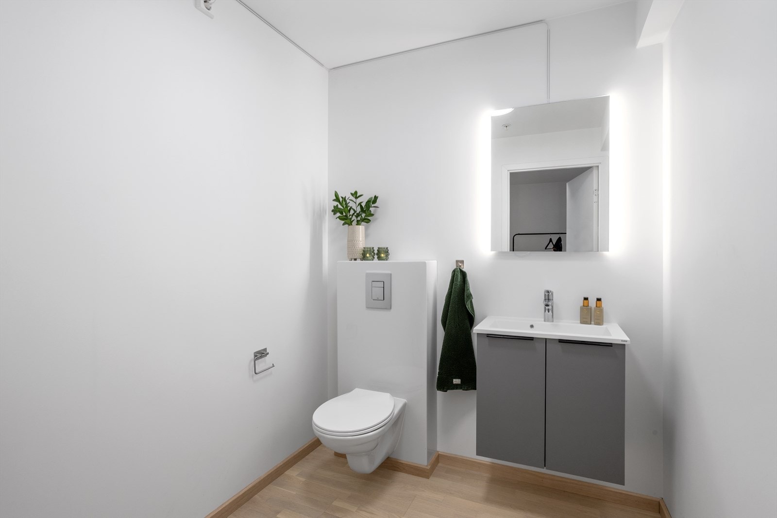 Toalettrommet ligger i praktisk tilknytning til entréen. Galleribilde