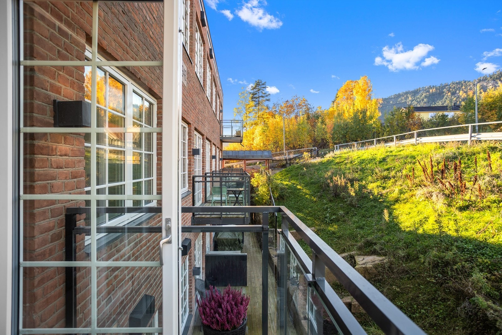 Fra stuen er det direkte utgang til en hyggelig balkong på 4 kvm, med plass til en liten sittegruppe. Galleribilde