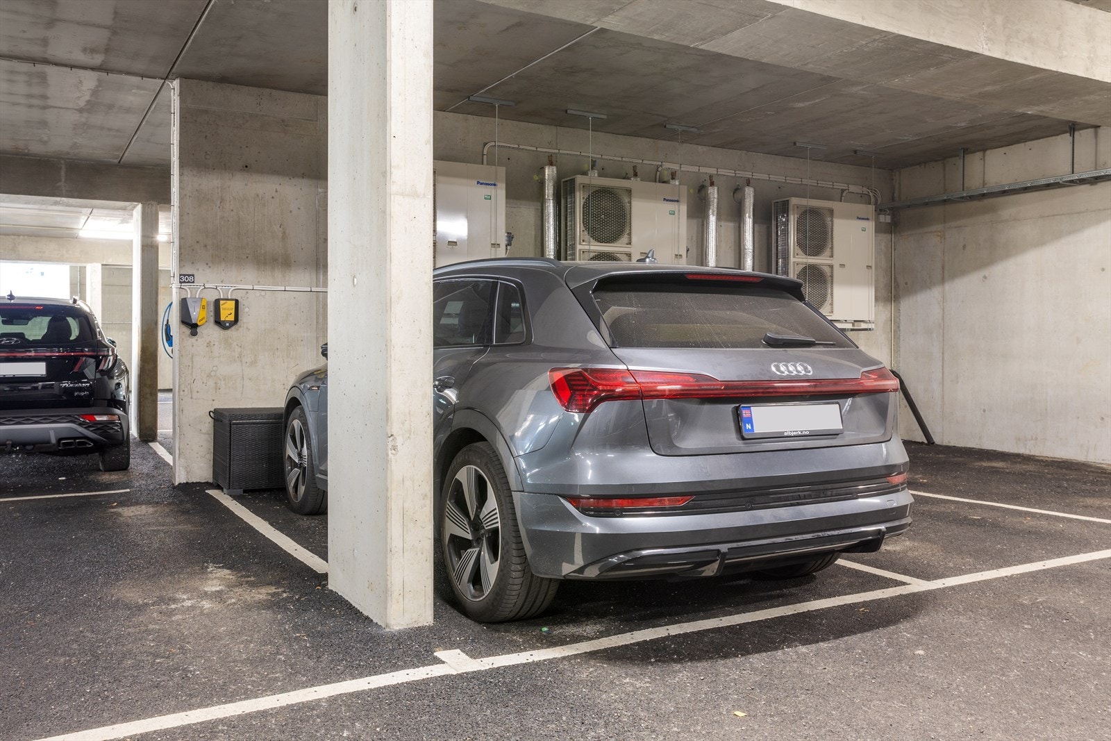 Det medfølger 1 garasjeplass under tak i åpent garasjeanlegg. Galleribilde