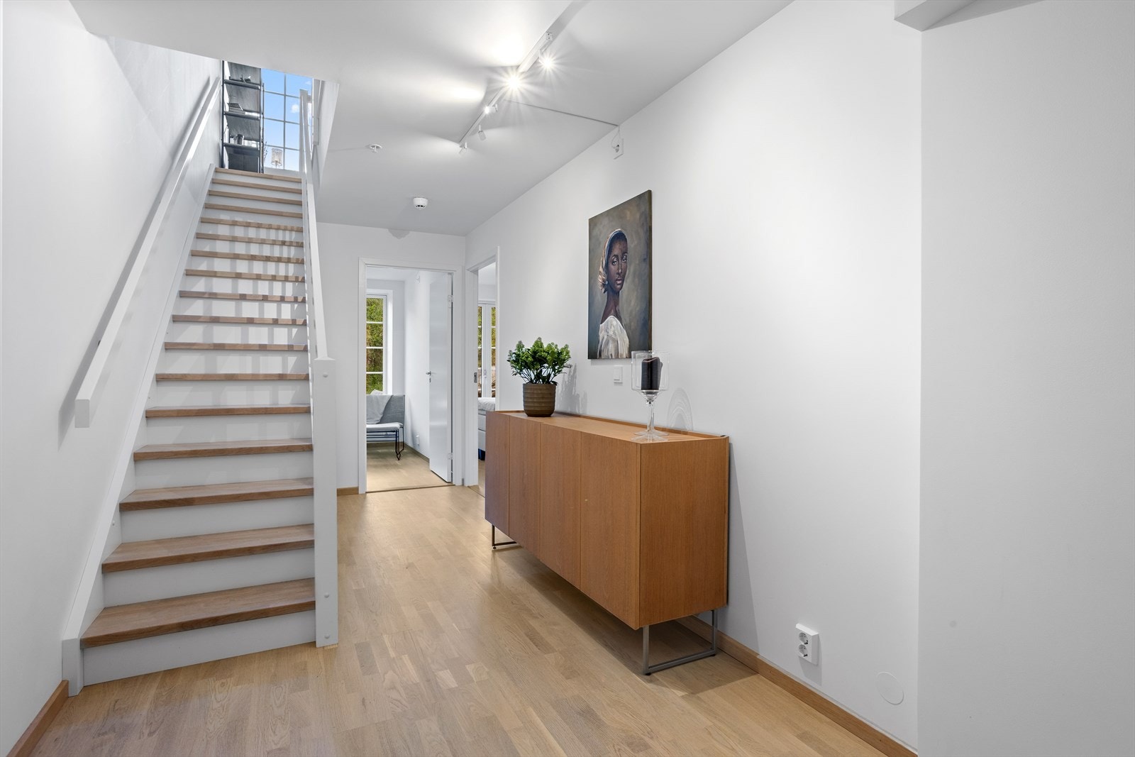 Leiligheten går over to plan og har et lekkert og stilrent uttrykk med store, herskapelige vindusflater og god standard. Galleribilde