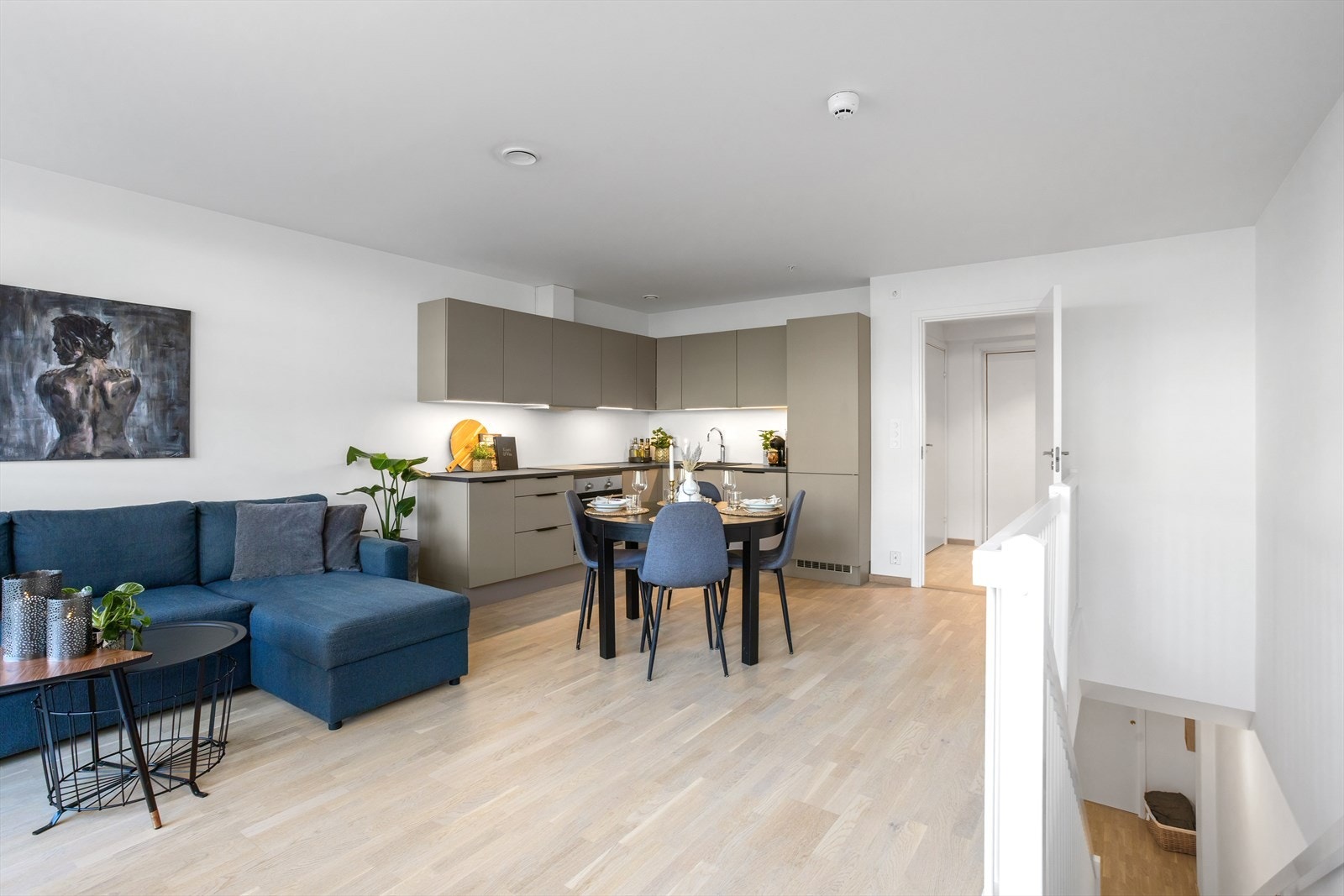 Kjøkkenet ligger i en åpen og moderne løsning. Galleribilde