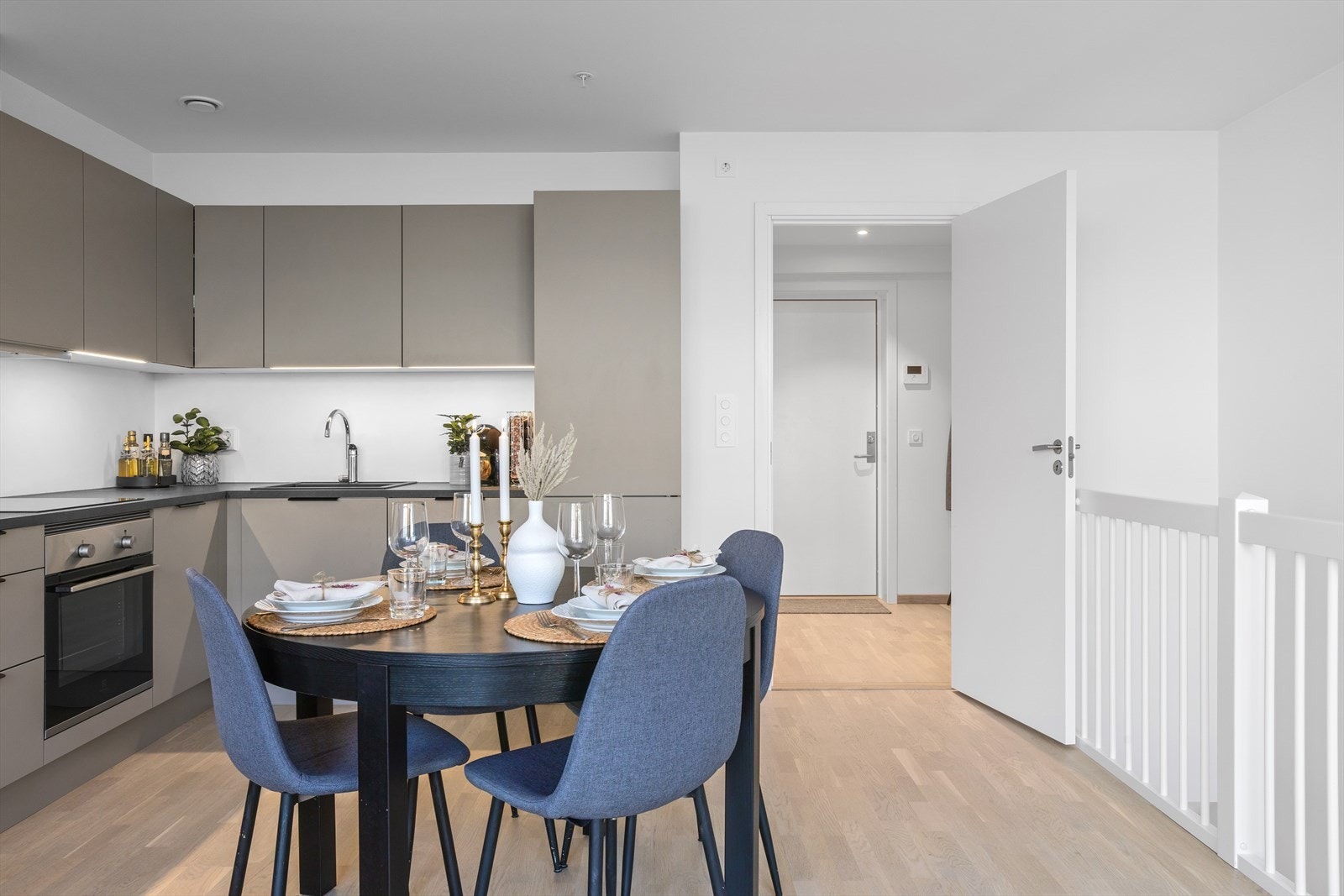 Det er god plass til et stort spisebord ved kjøkkenet. Galleribilde