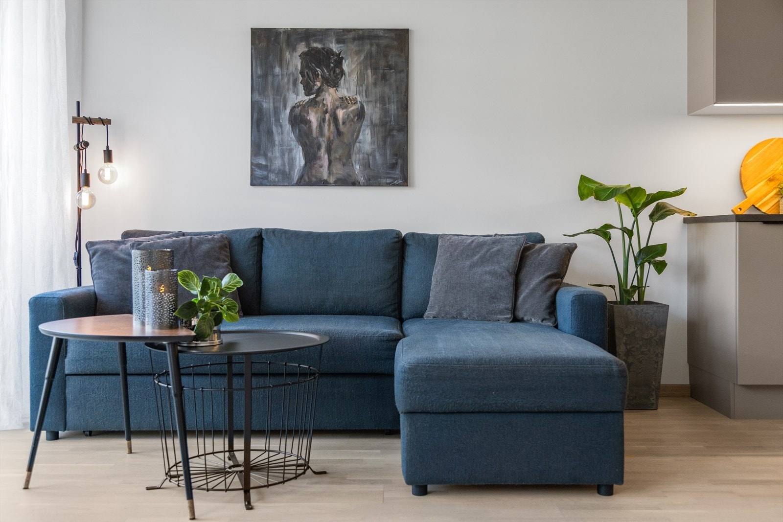 Leiligheten har god standard med parkett på gulv, lyse overflater og moderne innredning på kjøkken og bad. Galleribilde