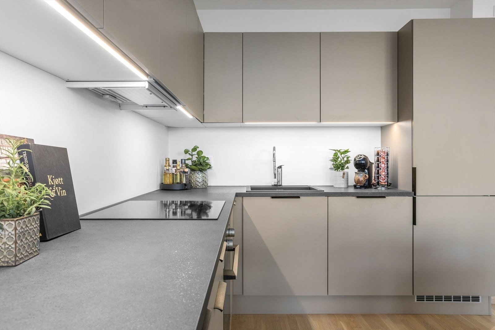 Kjøkkenet er utstyrt med kjøl/fryseskap, oppvaskmaskin, stekeovn, induksjonstopp, vannstoppstystem og komfyrvakt. Det er avtrekk via balansert anlegg. Galleribilde