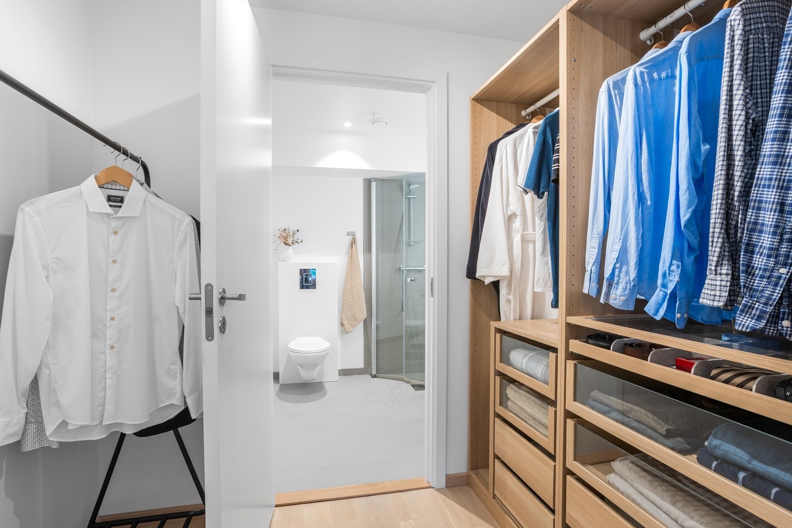 Innredet walk-in closet. Galleribilde