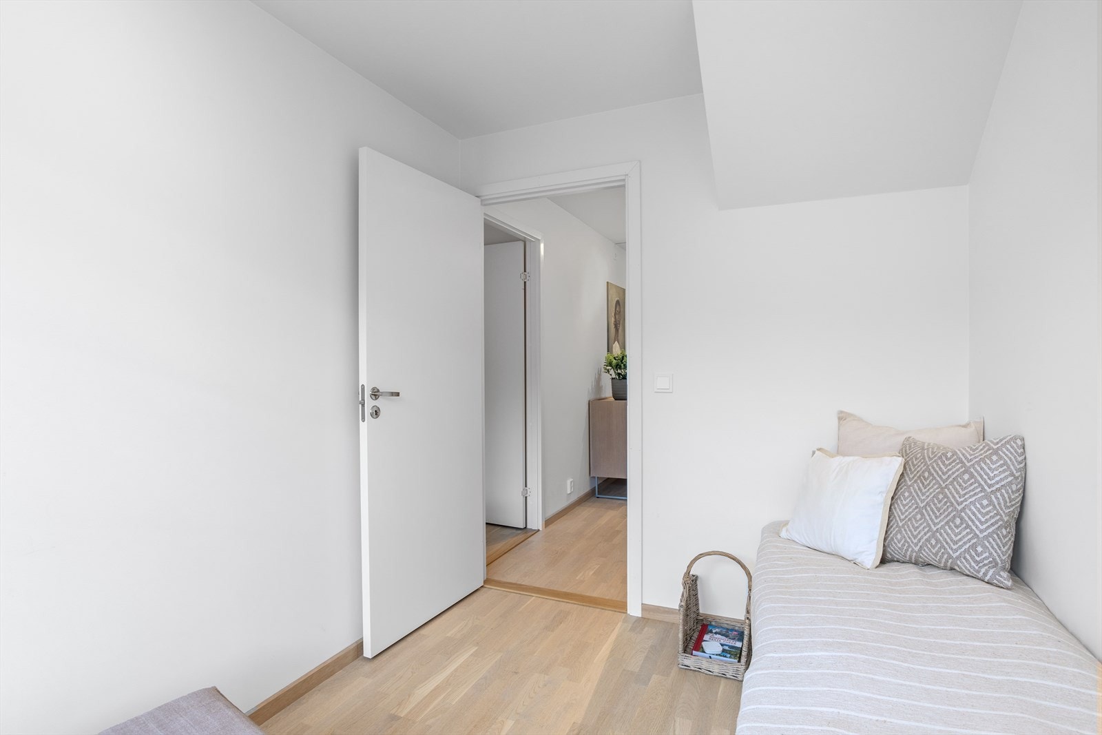 Soverom 2 passer perfekt som gjesterom, barnerom eller kontor. Galleribilde