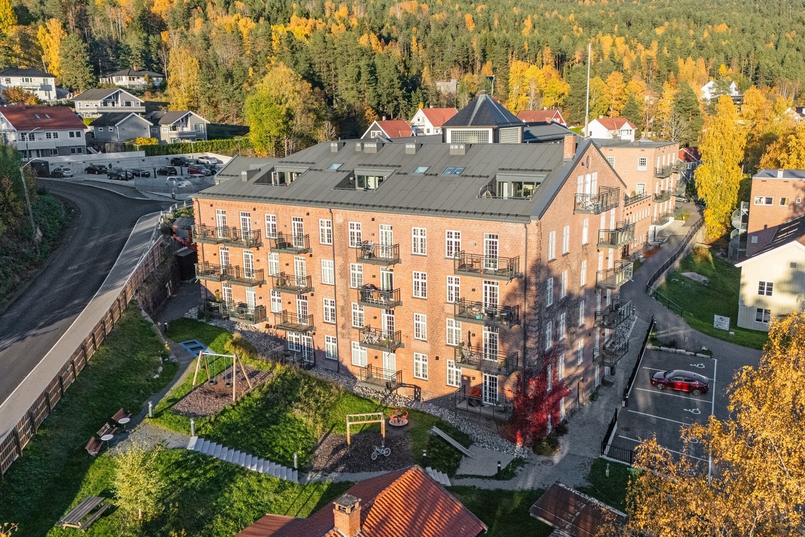 Kort gangavstand til bussholdeplass og offentlig kommunikasjon med god bussforbindelse i retninger Drammen/Oslo og Hokksund. Galleribilde
