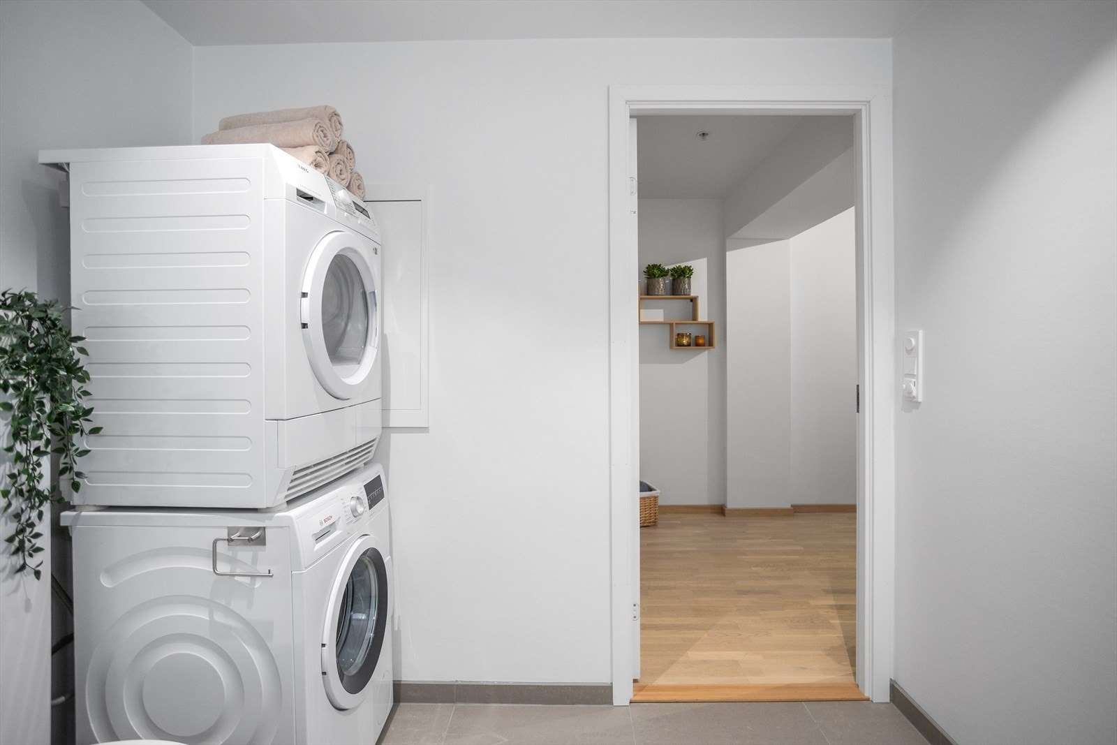 Badet er romslig og har opplegg for vaskemaskin og tørketrommel. Galleribilde