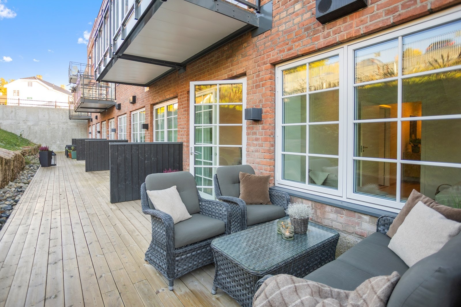 Terrassen kan fint møbleres med utemøblement. Galleribilde