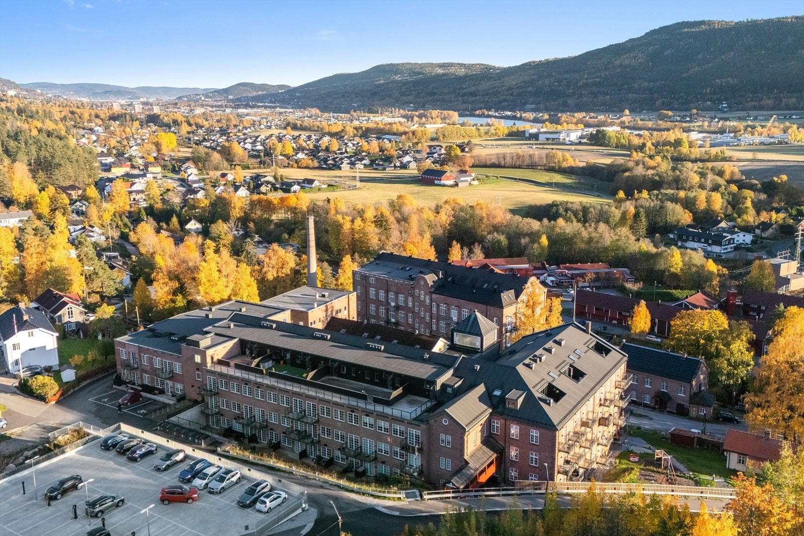 Fra boligen har du kort gangavstand til variert turterreng, lysløype og populære turmål som blant annet Knabben. Galleribilde