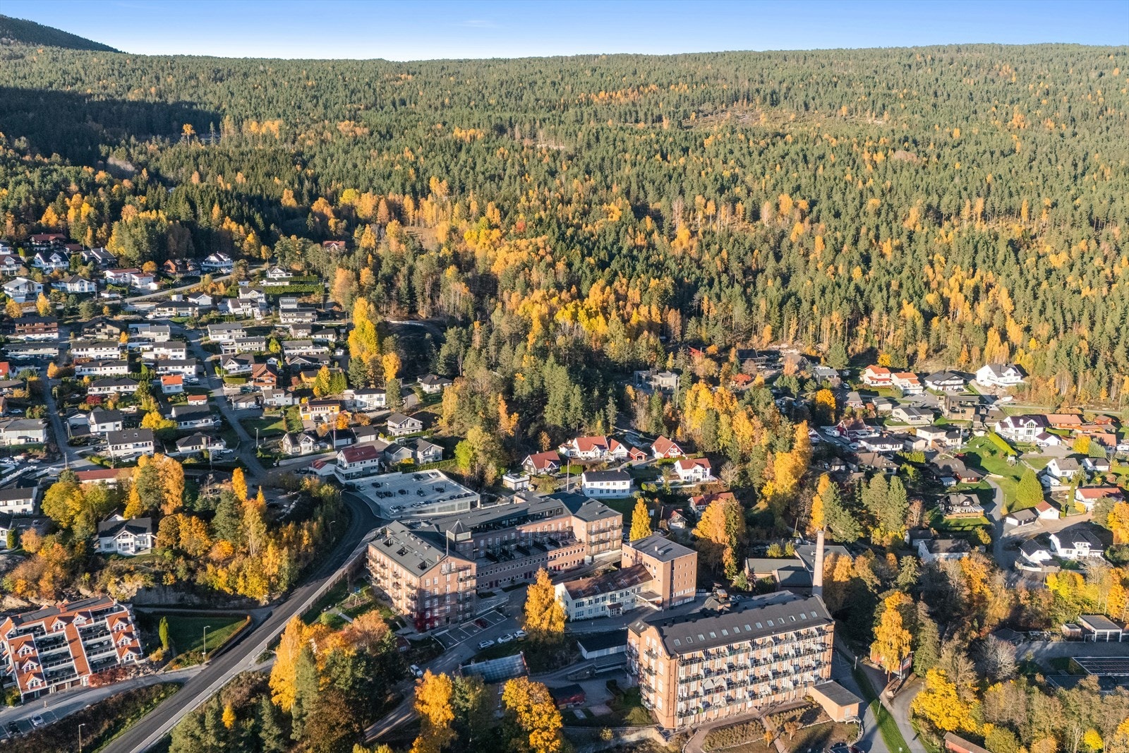 Videre er det gangavstand til skole, barnehage, turområder, idrettsanlegg og nærsenter med daglivare, apotek og kafé. Kort avstand til lege, tannlege, idrettsanlegg med idrettshall. Galleribilde