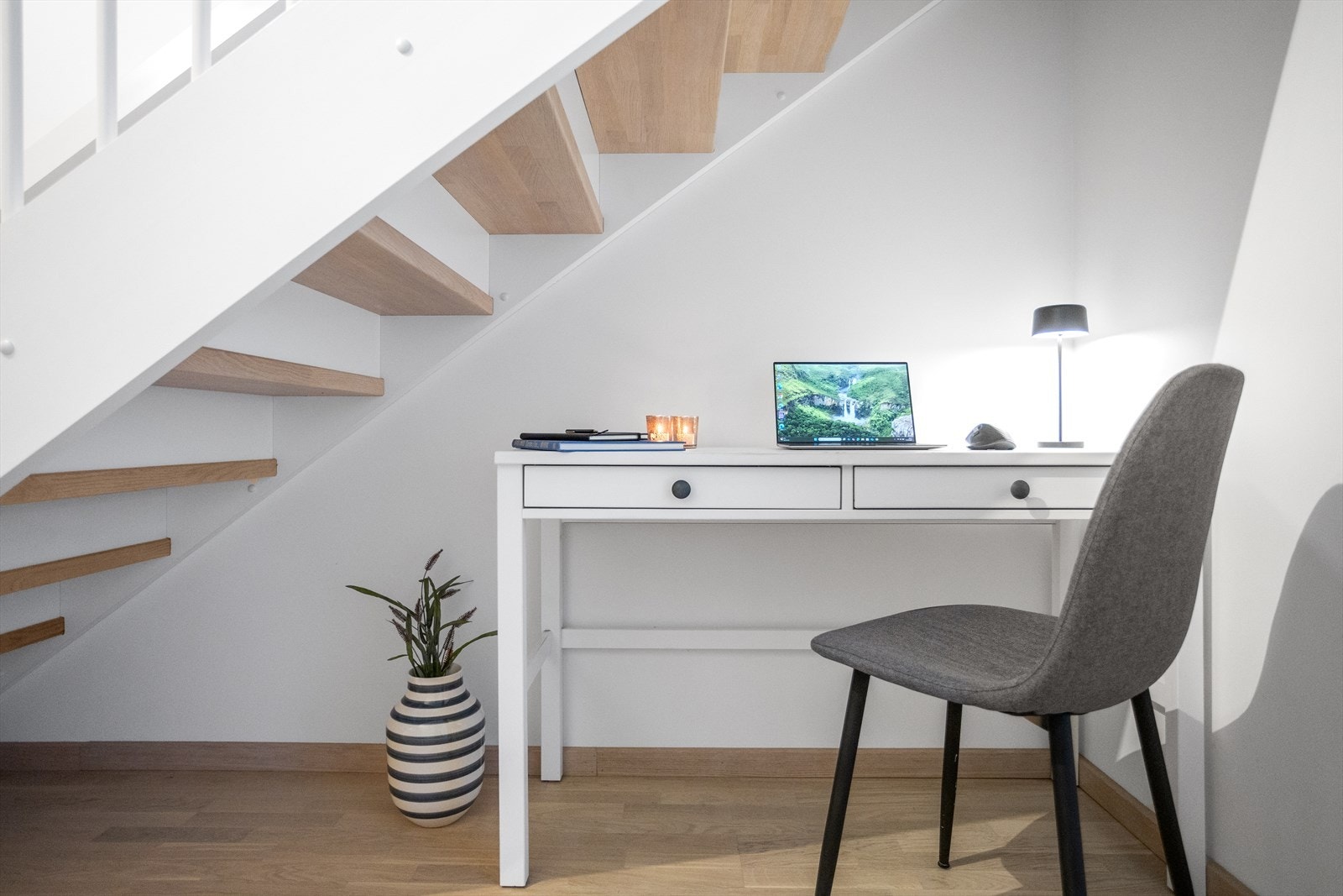 Kontorplass under trappen. Galleribilde