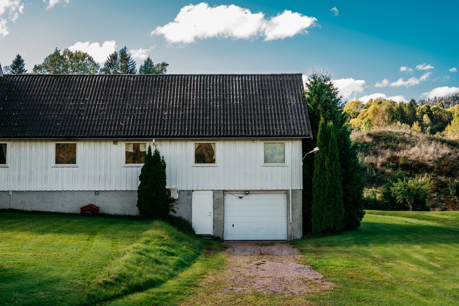 Boligen har stor flott kjeller med mye oppbevaringsplass og stort potensiale, her kan du rygge veden rett inn, og parkere bilen der etterpå hvis du ønsker. Galleribilde