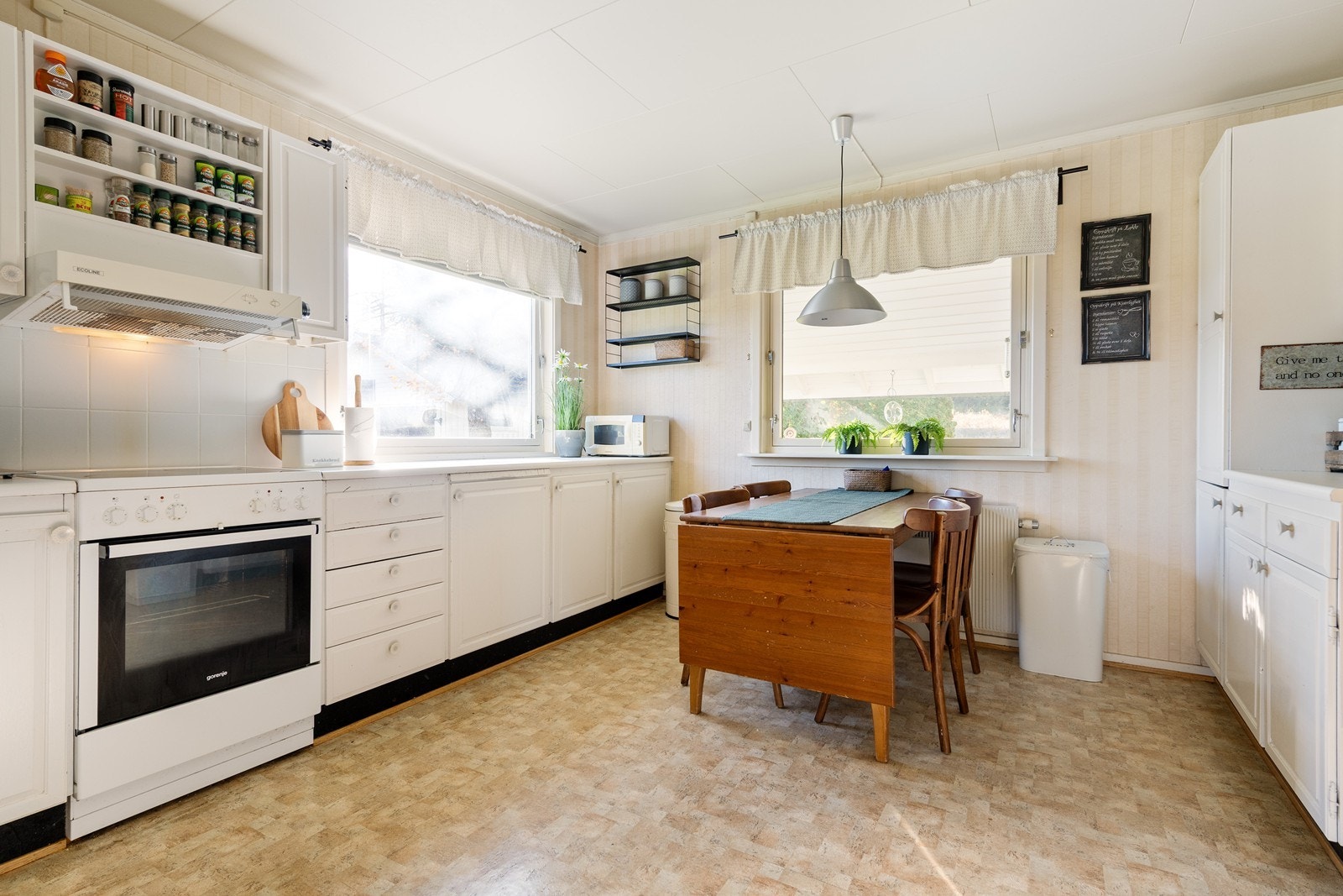 Kjøkken med plass til spisebord. Galleribilde