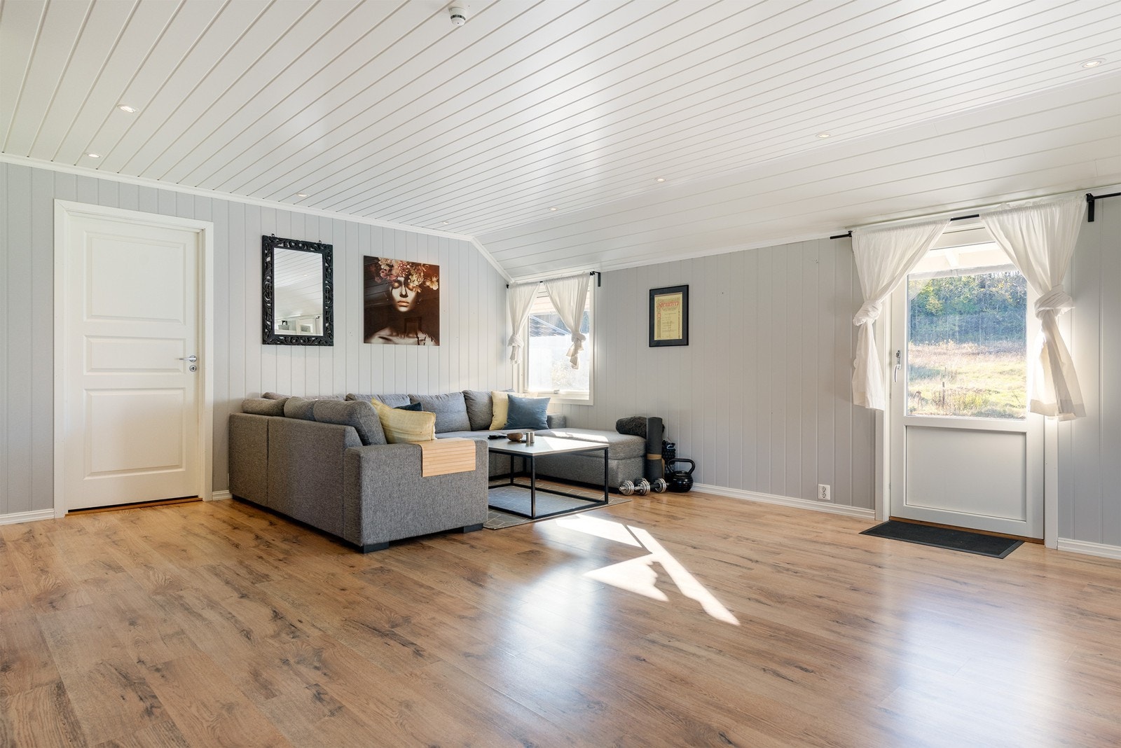 Leilighet - Stor stue med plass til sofakrok, sittegruppe eller hva man kan ønske seg. Galleribilde