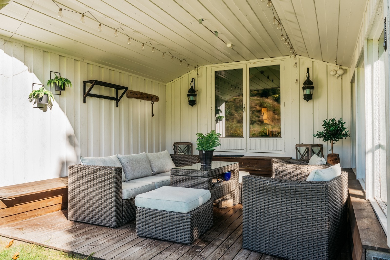 Fra terrassen har du panoramautsikt over hagen - og noen ganger også over nysgjerrige kuer som beiter, og rådyr som vandrer forbi. Galleribilde