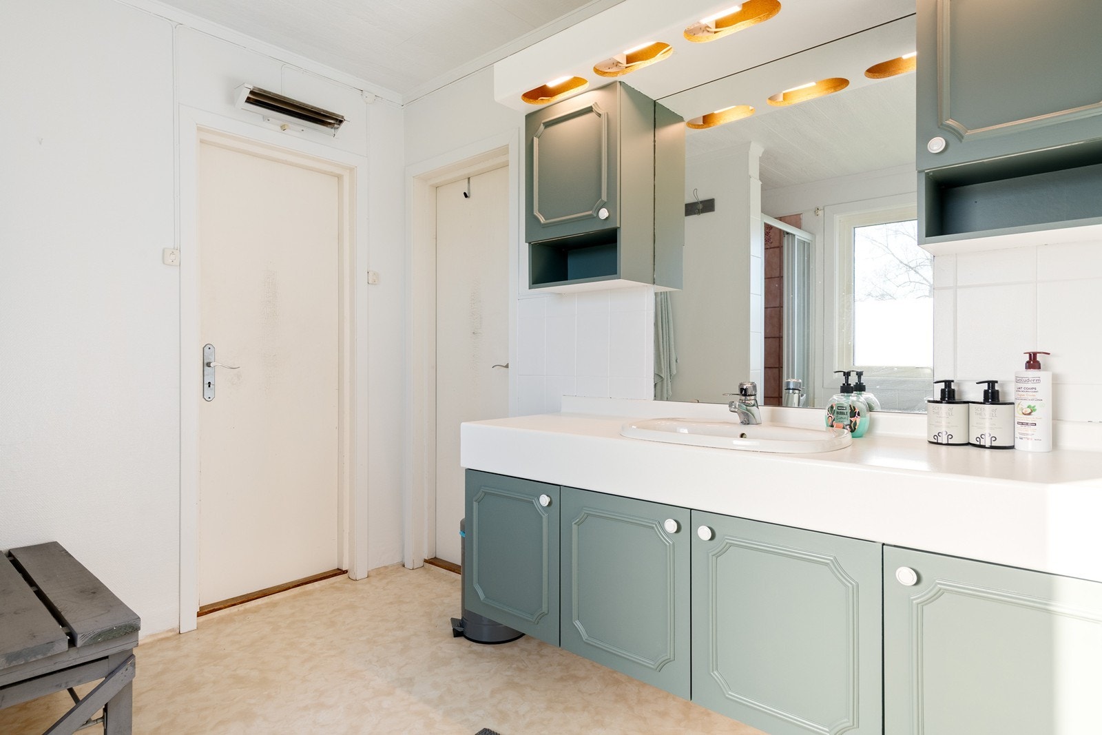 Det er godt med skapplass til oppbevaring av håndklær etc. Galleribilde