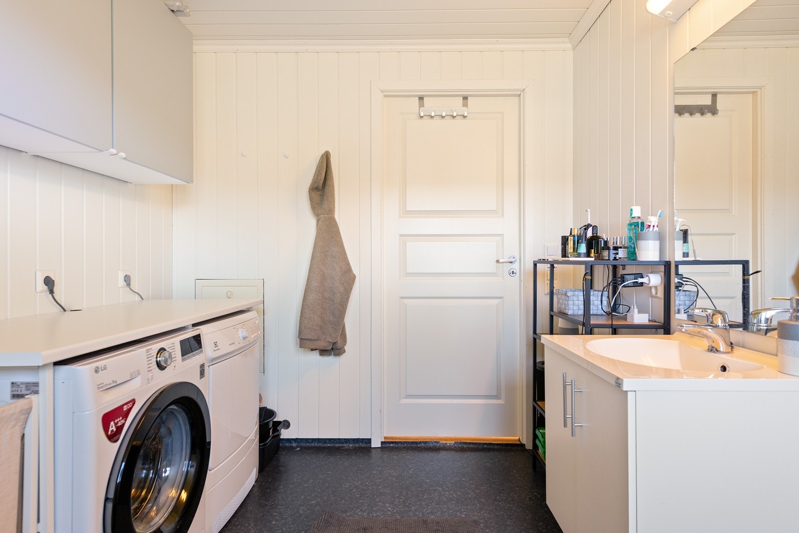 Leiliget - bad med dusj og opplegg til vaskemaskin Galleribilde