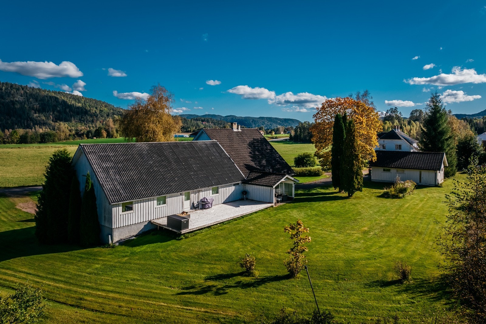 Boligen ligger skjermet og landlig til med skogen som nærmeste nabo. Galleribilde