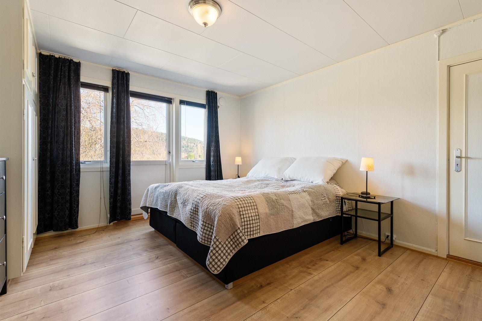 Hovedsoverommet har plass til dobbeltseng, nattbord, garderobeløsning etc Galleribilde