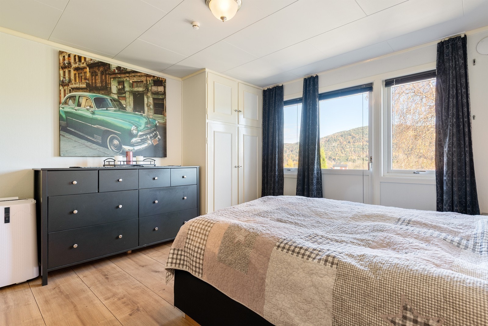 Fra soverommet har man utgang til koselig balkong med utsikt over flott natur. Galleribilde