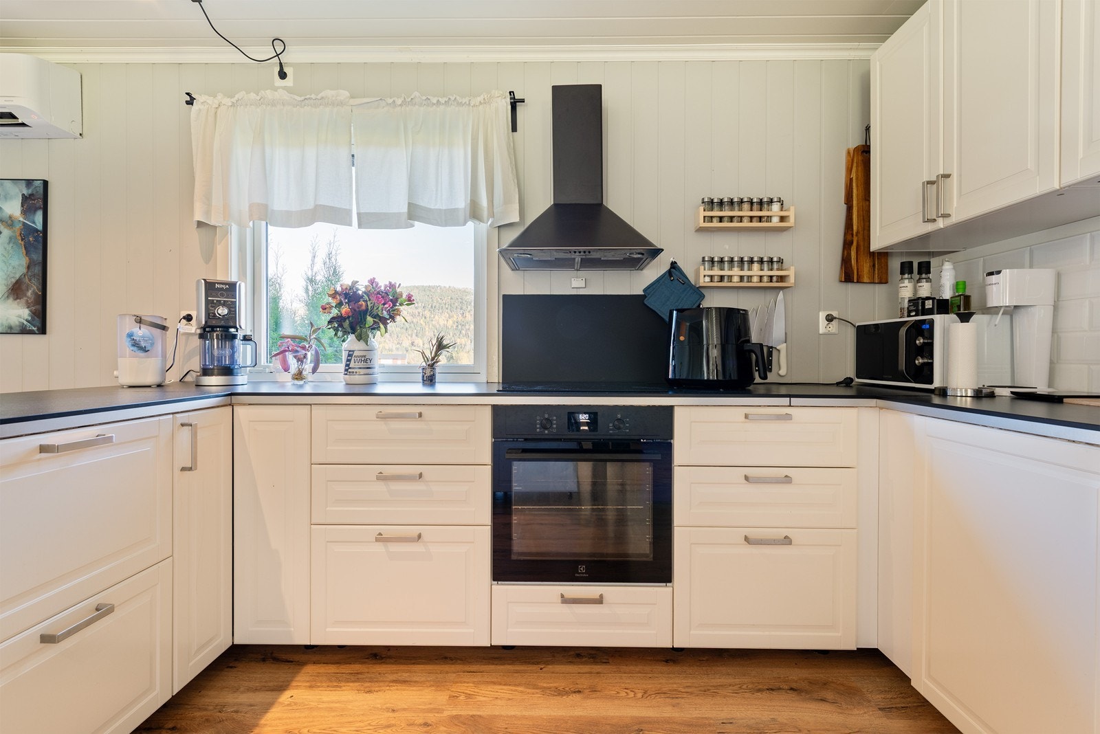 Leilighet - Her har du uendelig med benkplass til kokkelering! Galleribilde