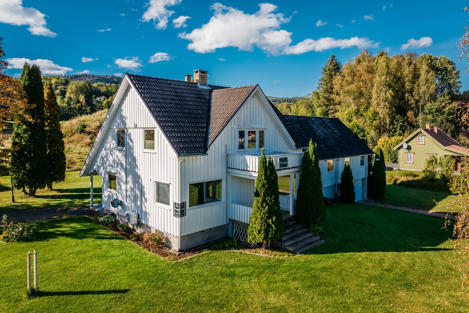 Stor enebolig, med stor flott hage. Galleribilde