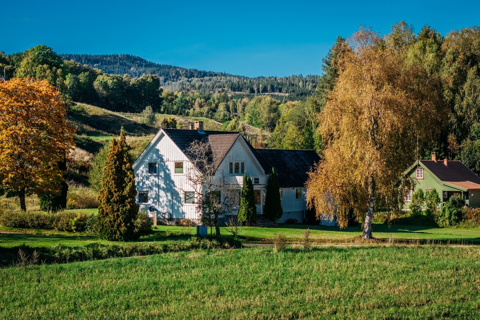 Her bor du i landlige omgivelser nær Lågen med flotte tur- og rekreasjonsmuligheter rett utenfor døren. Galleribilde