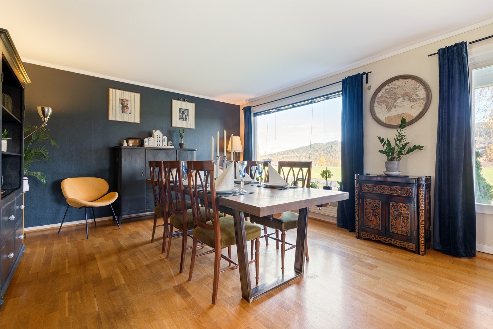 Innbydende stue med plass til sofakrok, Tv-møblement, stuebord m.m. Store vinduer gir godt med naturlig lys og en luftig romfølelse. Galleribilde