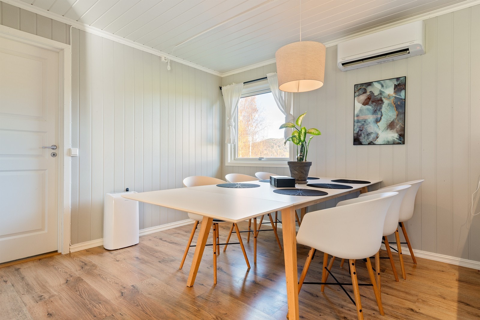 Lyst og luftig oppholdsrom, med moderne åpen løsning. Galleribilde