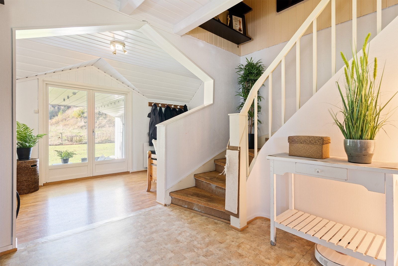 Romslig gang/entré. Galleribilde