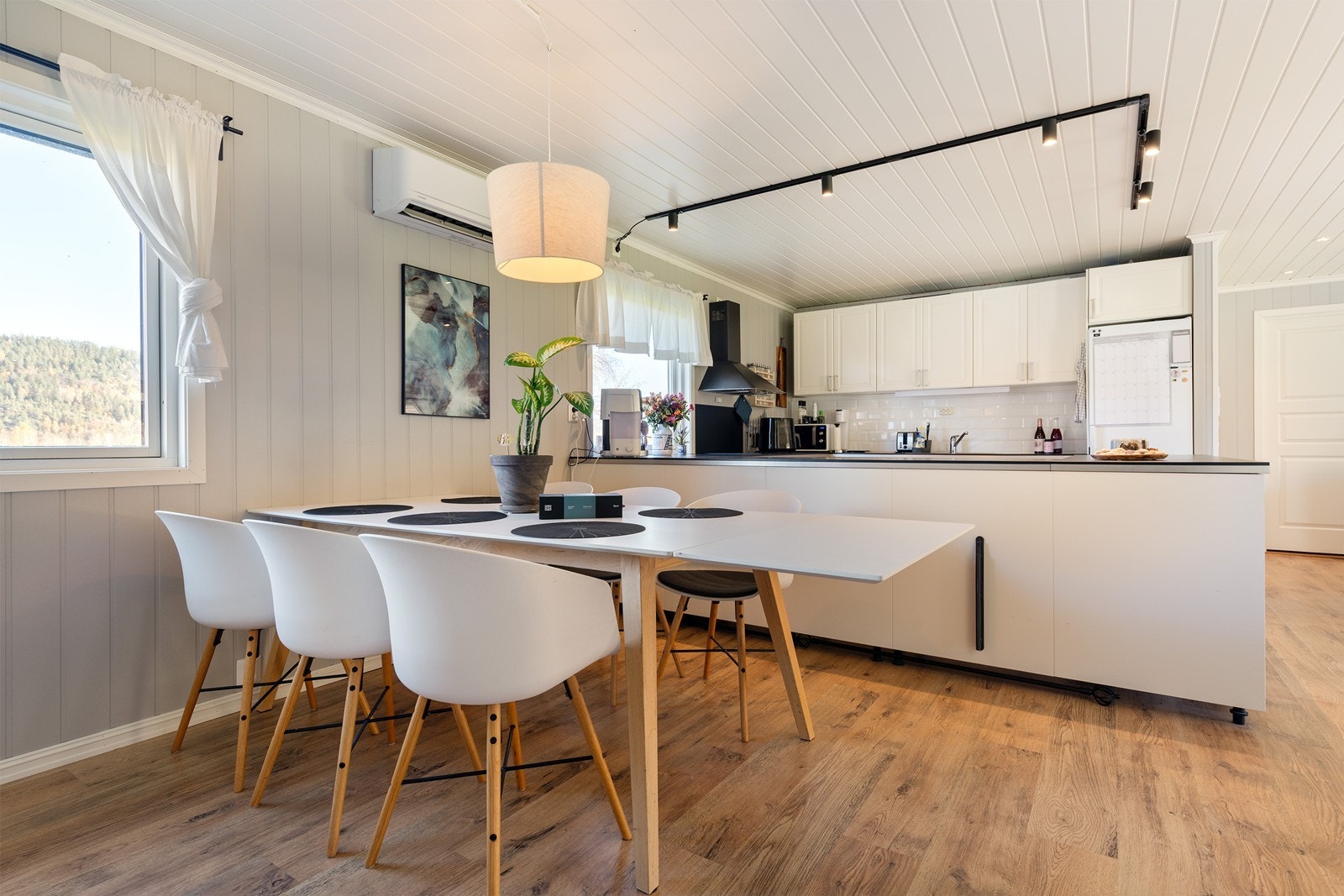 Leilighet - Kjøkken, spisestue og stue i åpen løsning. perfekt for sosialt samvær, eller om man vil nyte maten aleine. Galleribilde