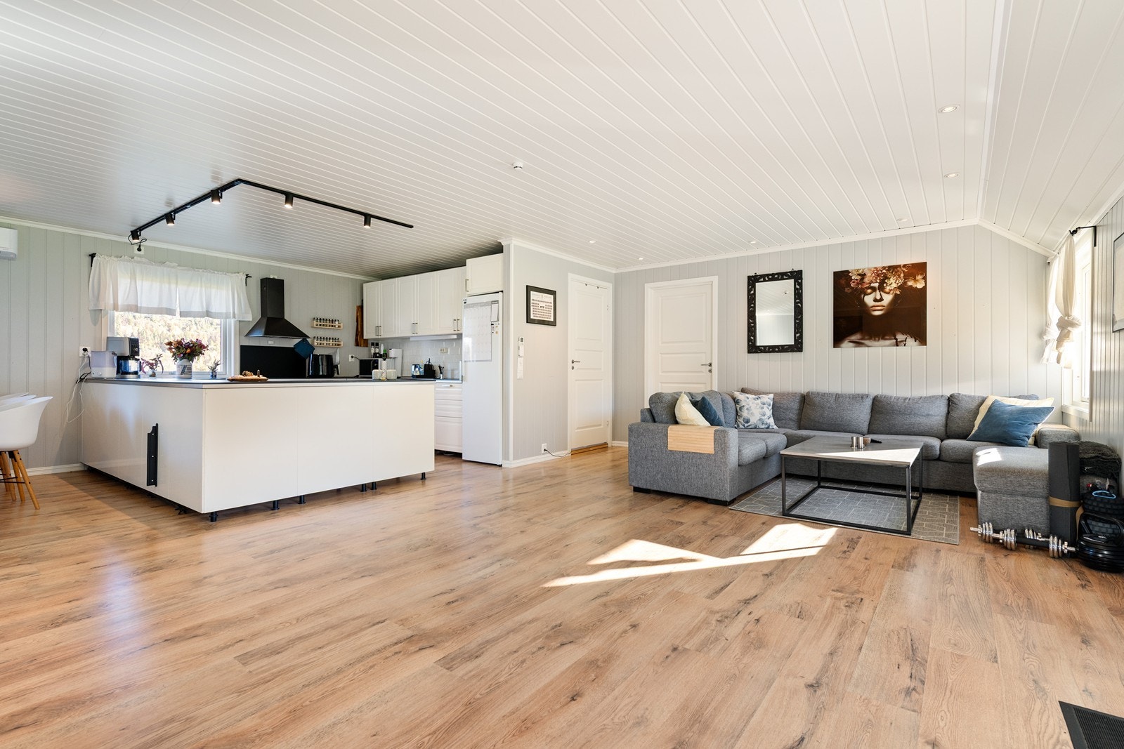 Leilighet - Stort kjøkken i åpen løsning med stue. Kjøkkeninnredning med malte fronter, laminat benkeplate, stål oppvaskkum. mekanisk ventilator og integrerte hvitevarer. Galleribilde