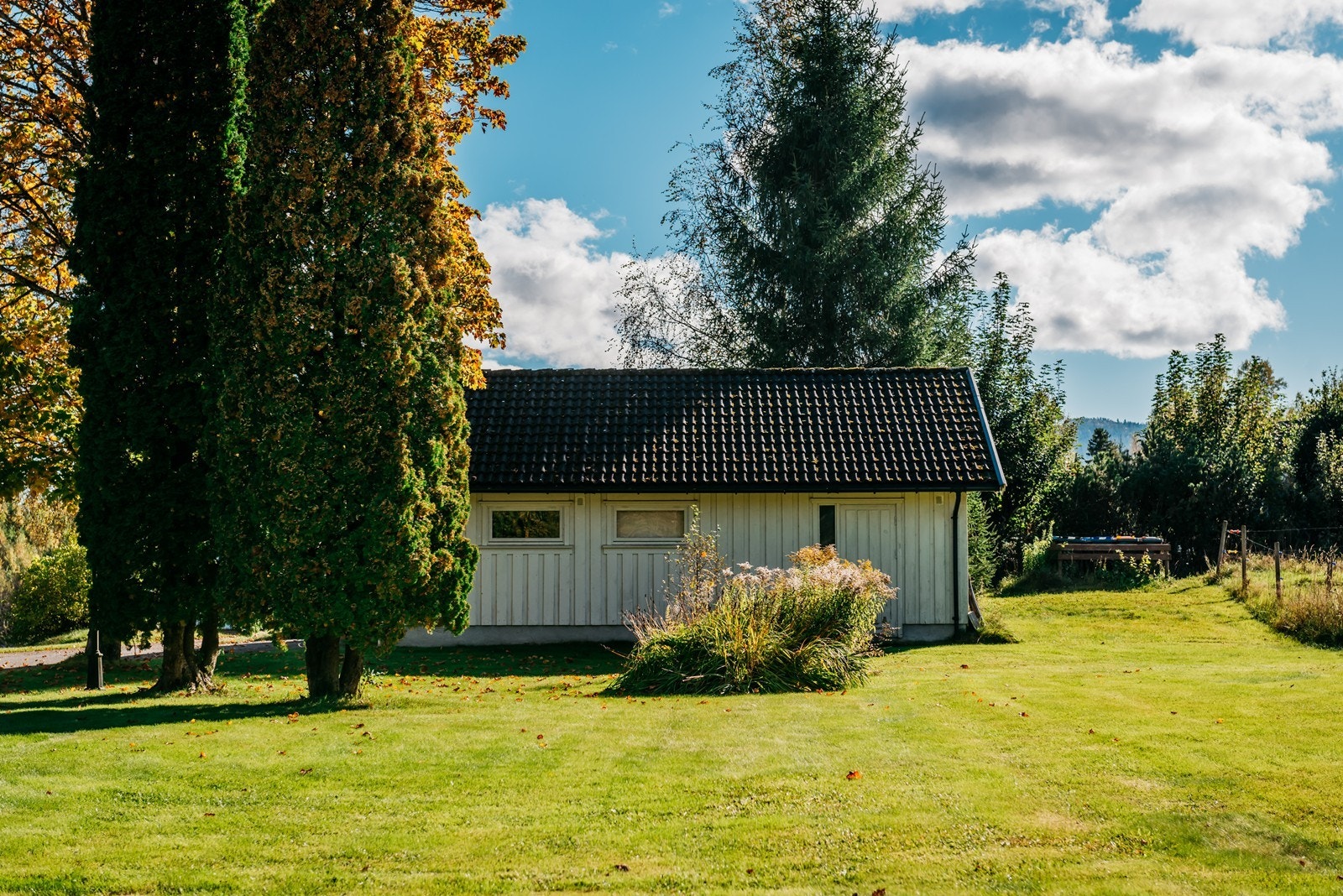 Innholdsrik uteplass med stor gressplen og grønne omgivelser! God plass til både lek, og avslapning. Galleribilde