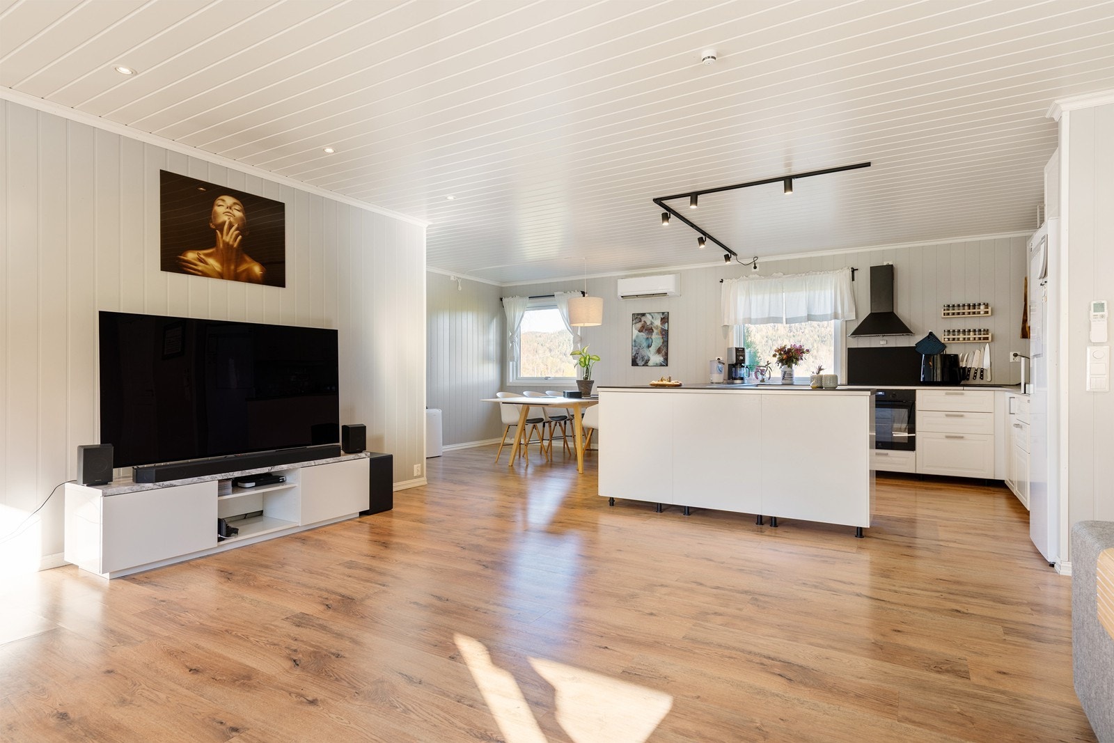 Både hovedbolig og leilighet er tilknyttet fiber fra Altibox. Galleribilde