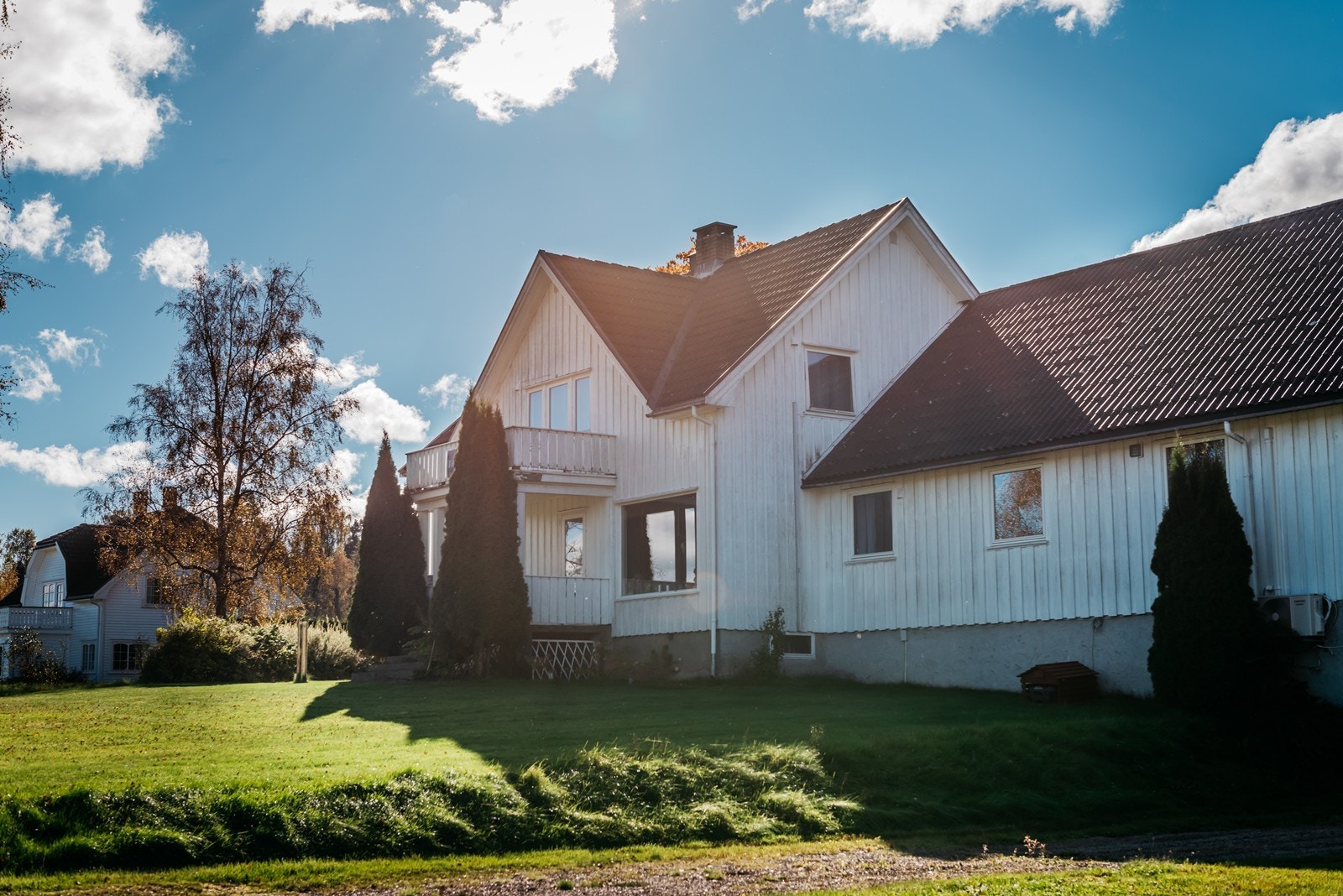 Enebolig over tre etasjer med stor tomt. 3 Garasje plasser. Utleieleilighet. Gode solforhold. Nærhet til flotte turområder. Galleribilde