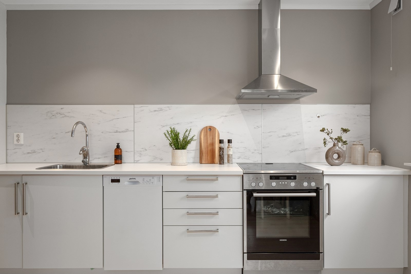 Kjøkkenet er svært innbydande og moderne, og gir også plass til eit lite spisebord der ein kan nyte koselege måltid med familie og venner. Galleribilde